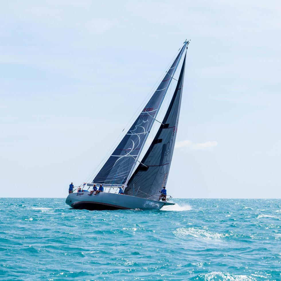 Chaweng Beach, Thailand, 25 mei 2019 - blauwe zeilboot racen in het water foto