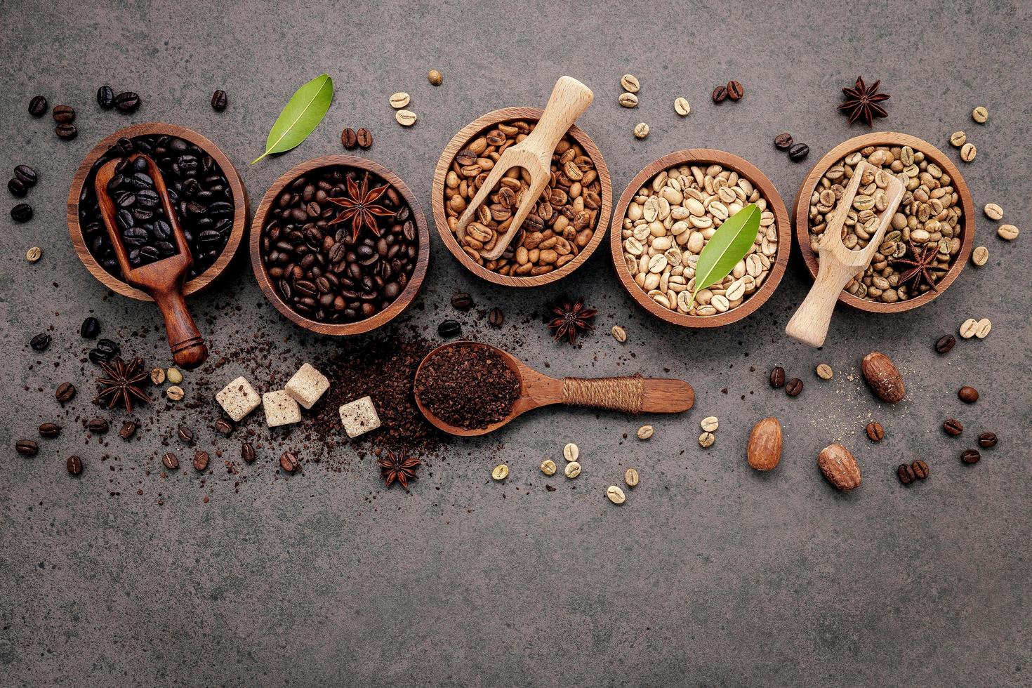 bovenaanzicht van koffie en kruiden foto