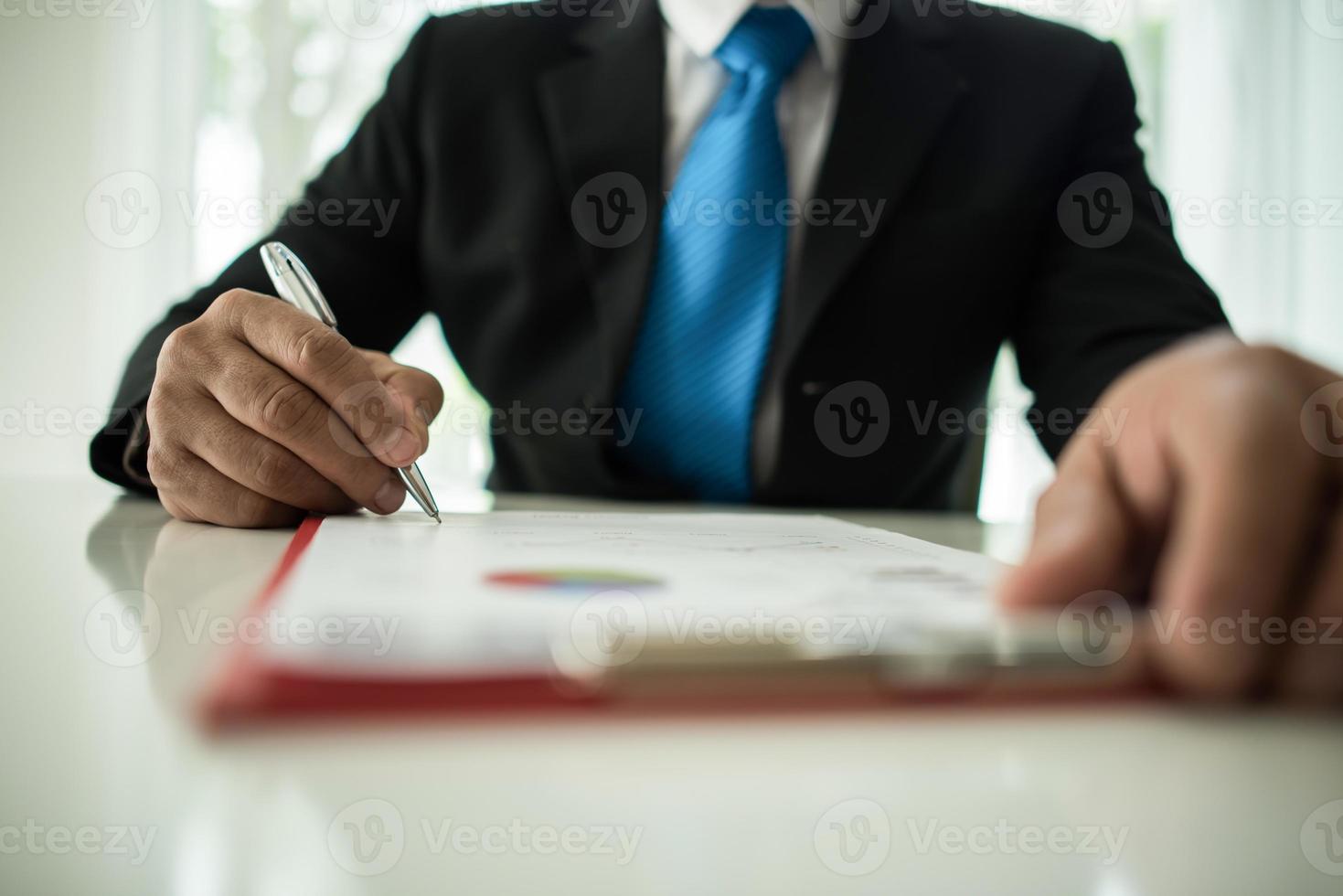 jonge zakenman die met laptop op kantoor werkt foto