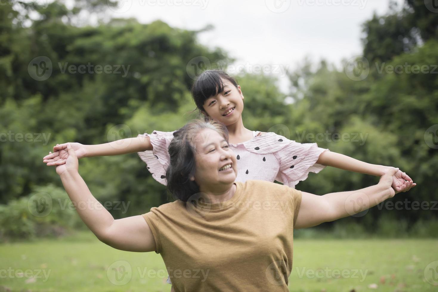 grootmoeder spelen met kleindochter in het park foto