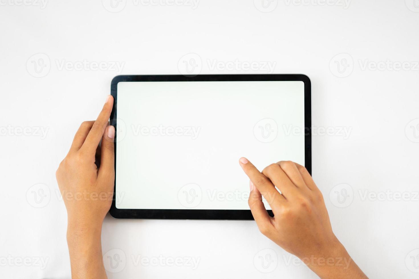 hand- Holding tablet met blanco scherm geïsoleerd foto