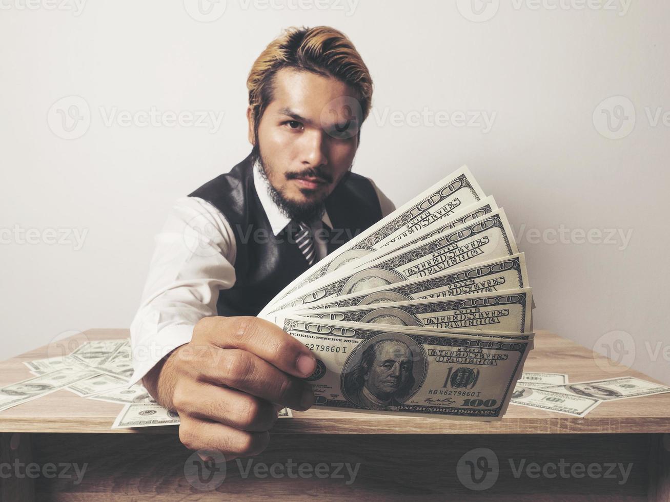 gelukkige zakenman met dollarbankbiljetten foto