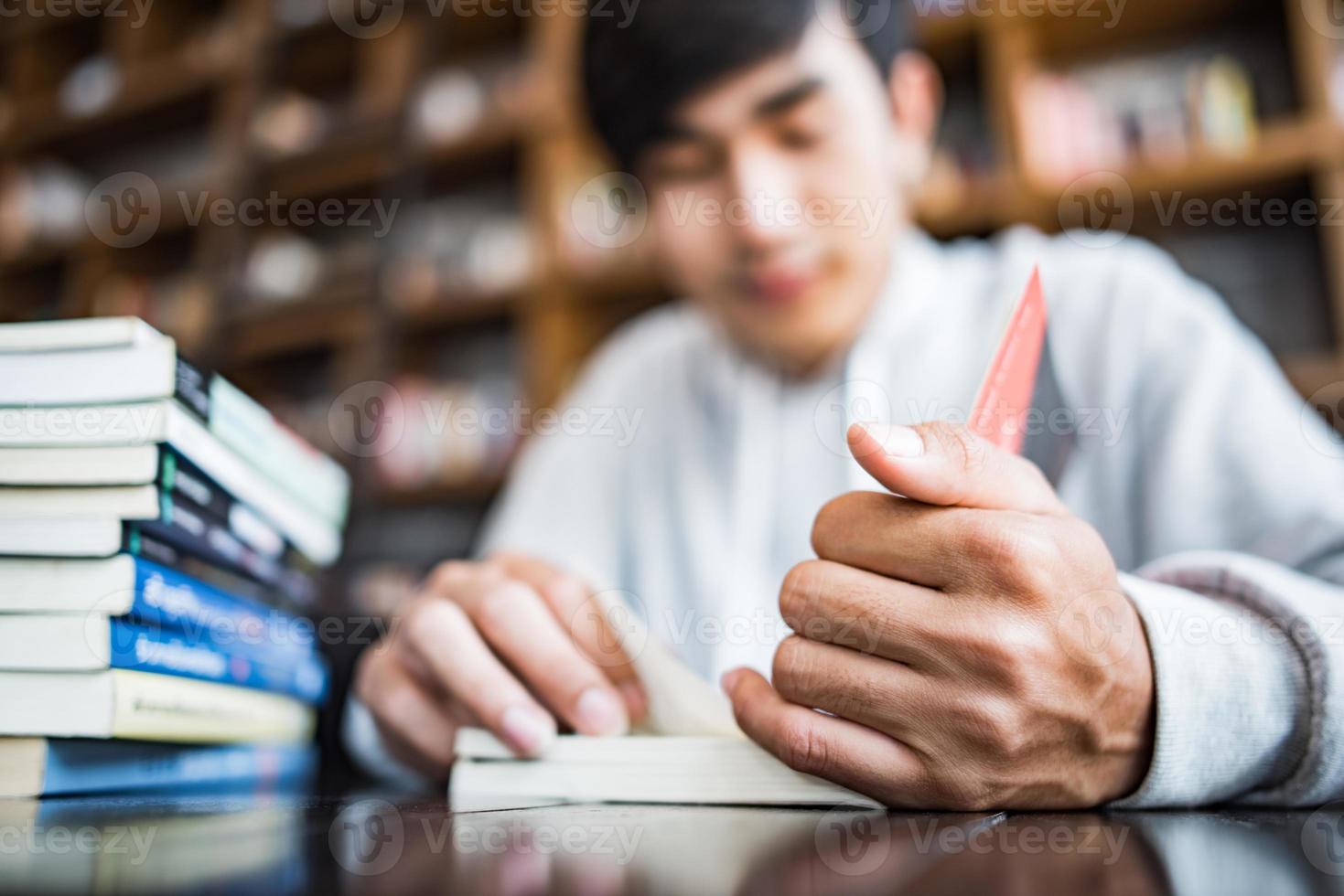 jonge student lezen in een café foto