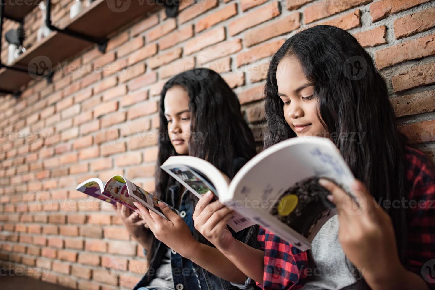 vrouwelijke studenten die boeken lezen in de bibliotheek foto