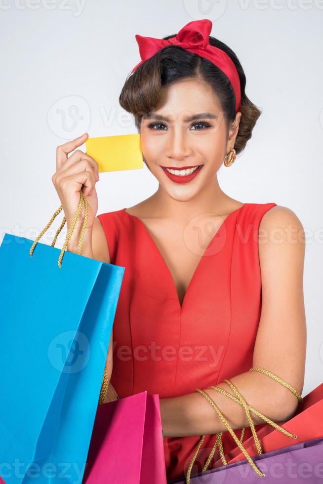 modieuze vrouw die met zak en creditcard winkelt foto