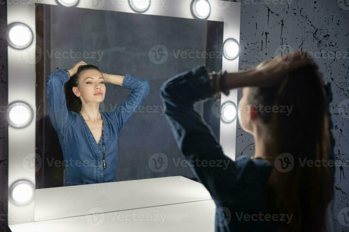 mooi vrouw gekleed in denim overall foto