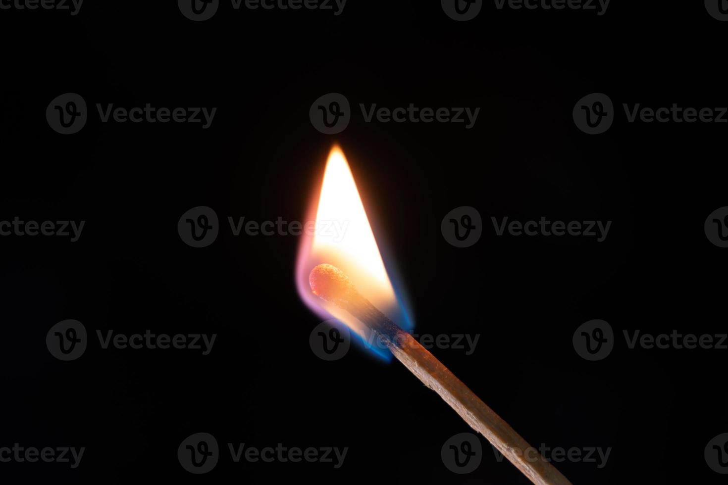rook van brandend lucifers Aan een zwart achtergrond foto
