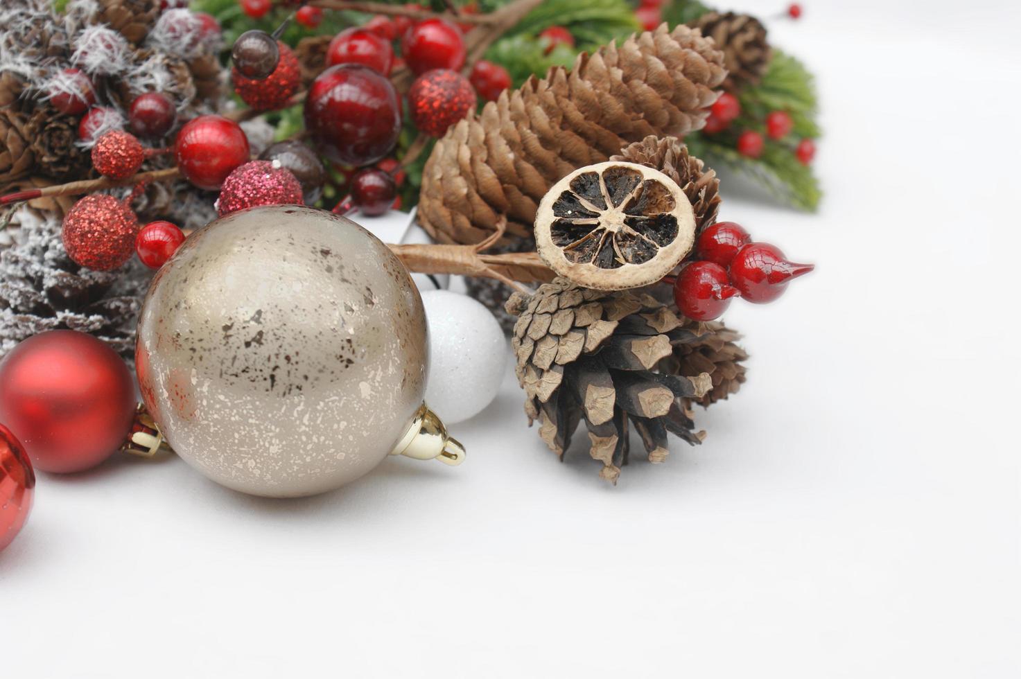 kerstballen met gouden versieringen foto