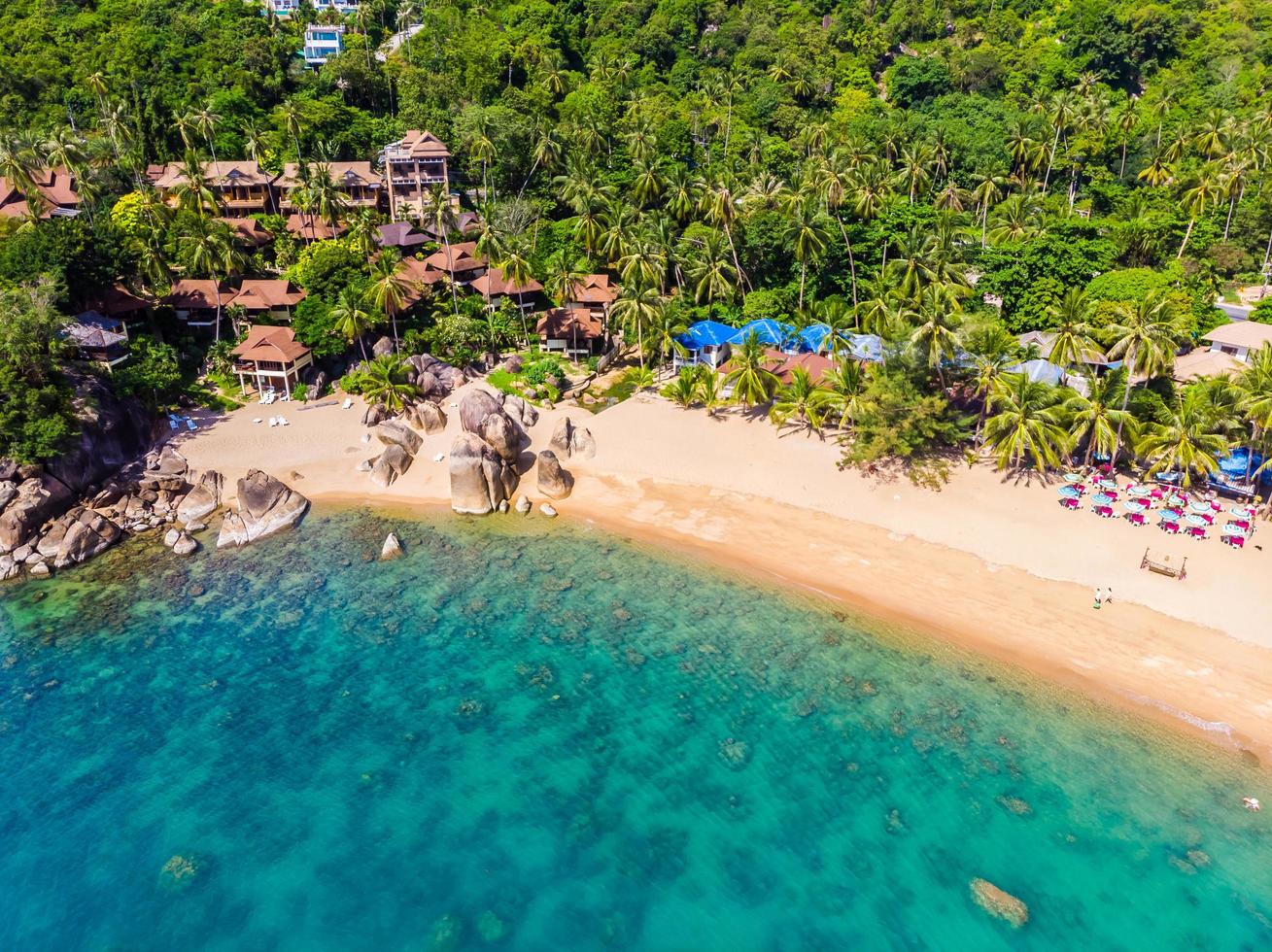 luchtfoto van mooi tropisch strand op het eiland koh samui, thailand foto