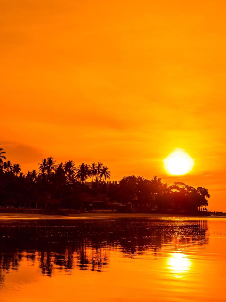prachtig tropisch strand bij zonsopgang foto