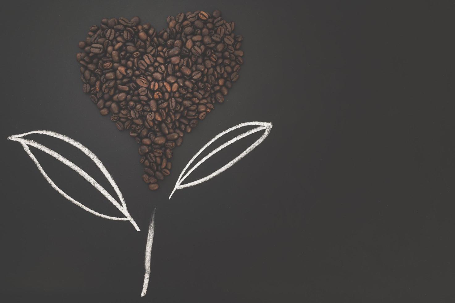 koffiebonen gerangschikt in een hartvorm foto