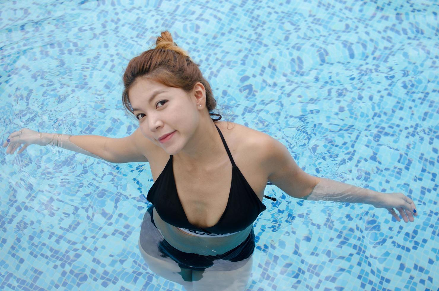 mode foto van een sexy mooi meisje in een zwarte bikini in een zwembad