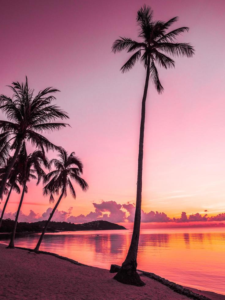 prachtig tropisch strand bij zonsopgang foto