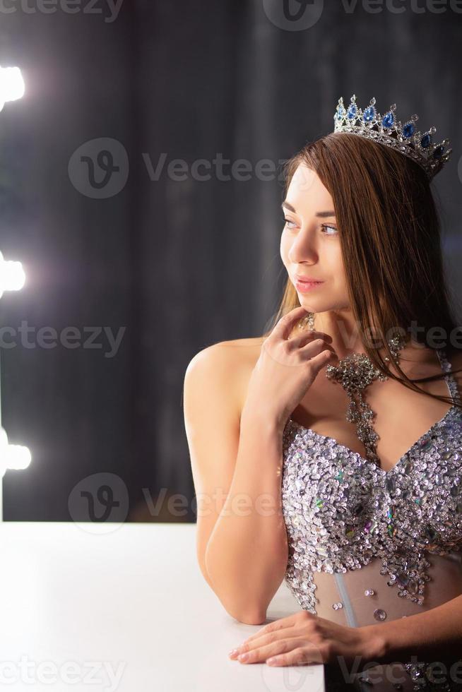 lief dame poseren in een studio foto