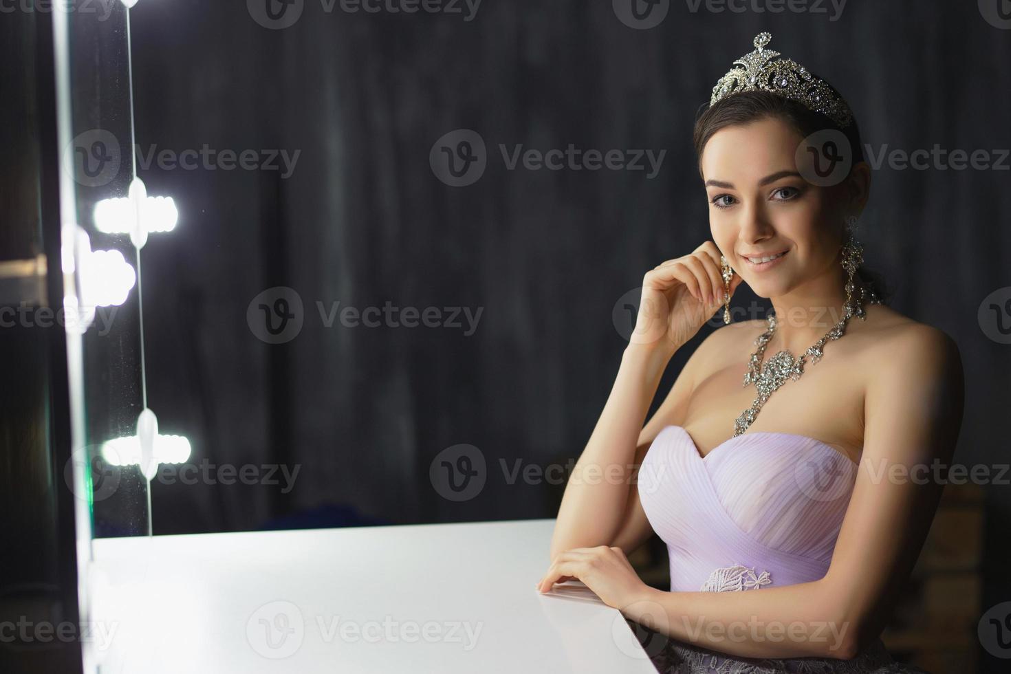 schattig dame poseren in een studio in de buurt de tafel foto