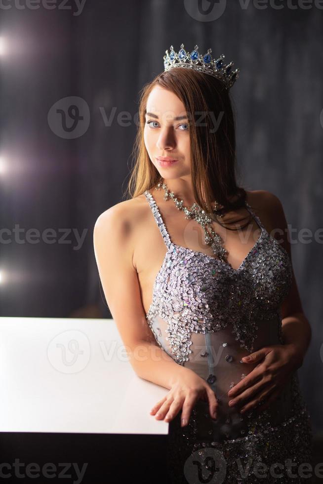 mooi dame poseren in een studio foto