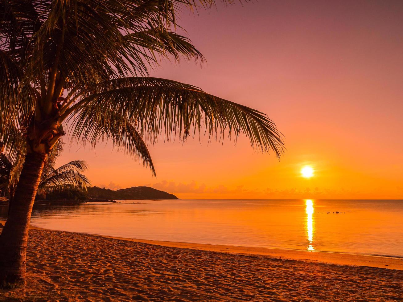 prachtig tropisch strand bij zonsopgang foto