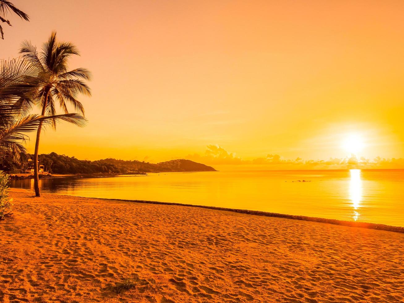 prachtig tropisch strand bij zonsopgang foto