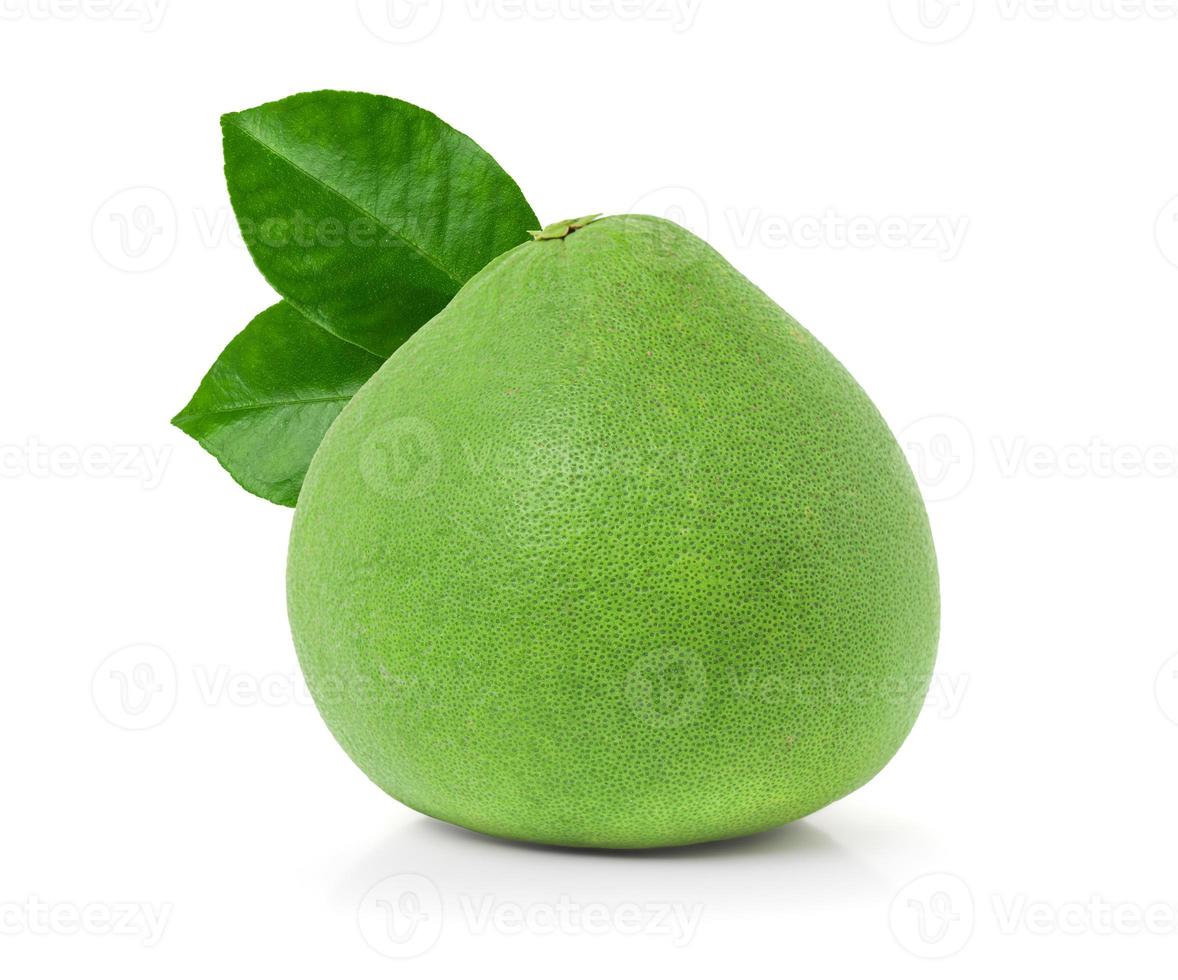 groene pomelo met bladeren op witte achtergrond foto