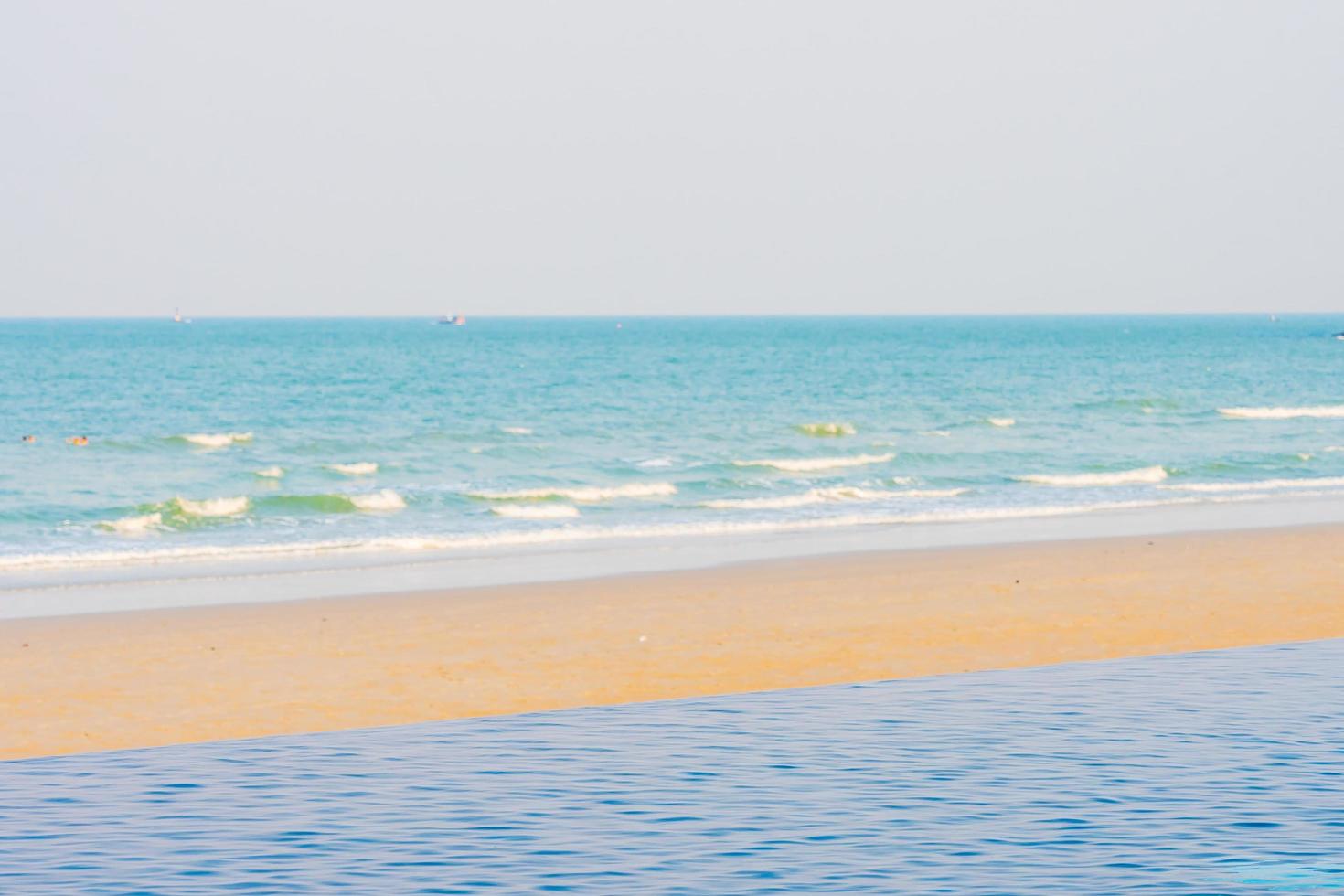 prachtig tropisch strand met buitenzwembad foto