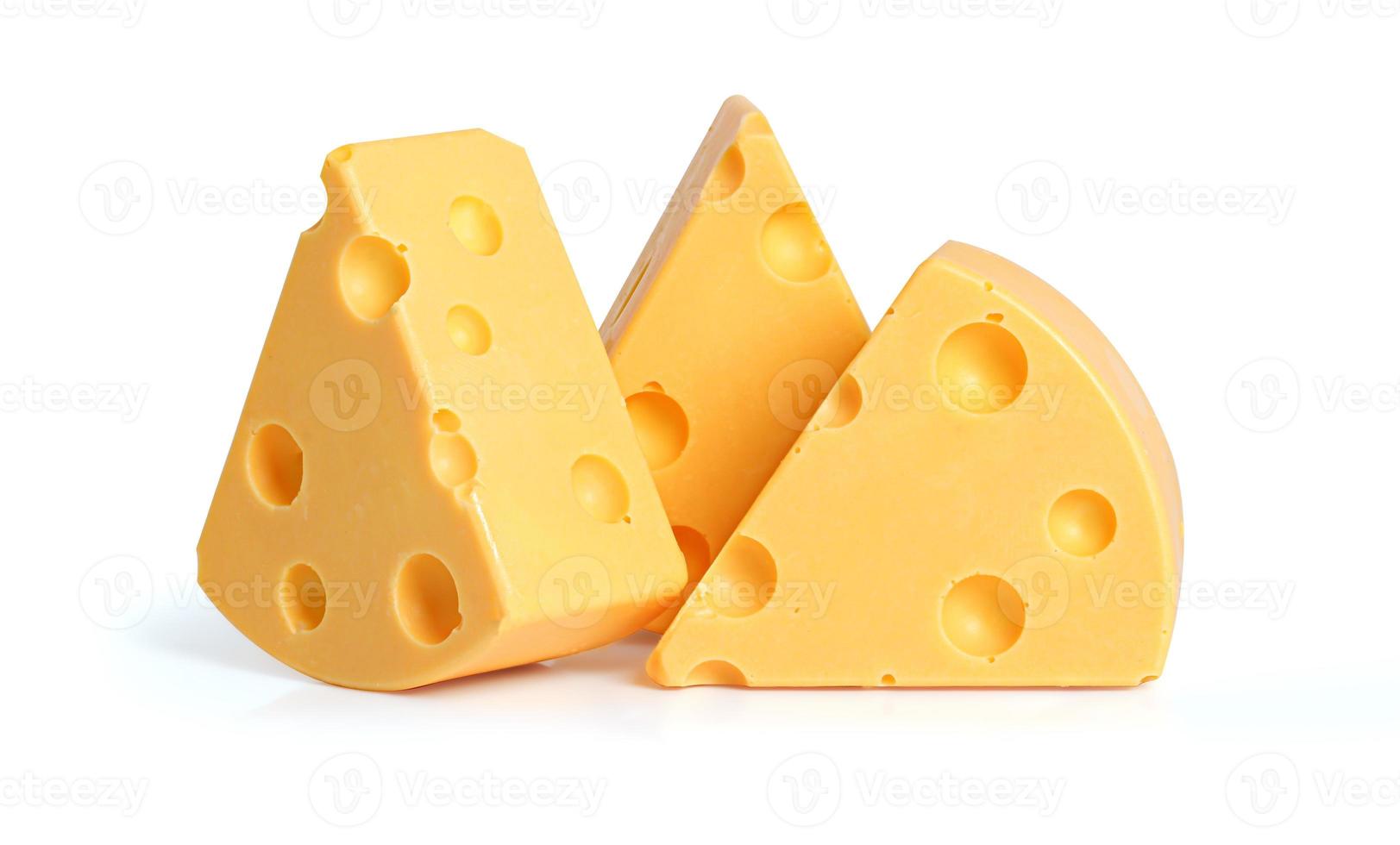 drie wiggen gele kaas met gaten op een witte achtergrond foto