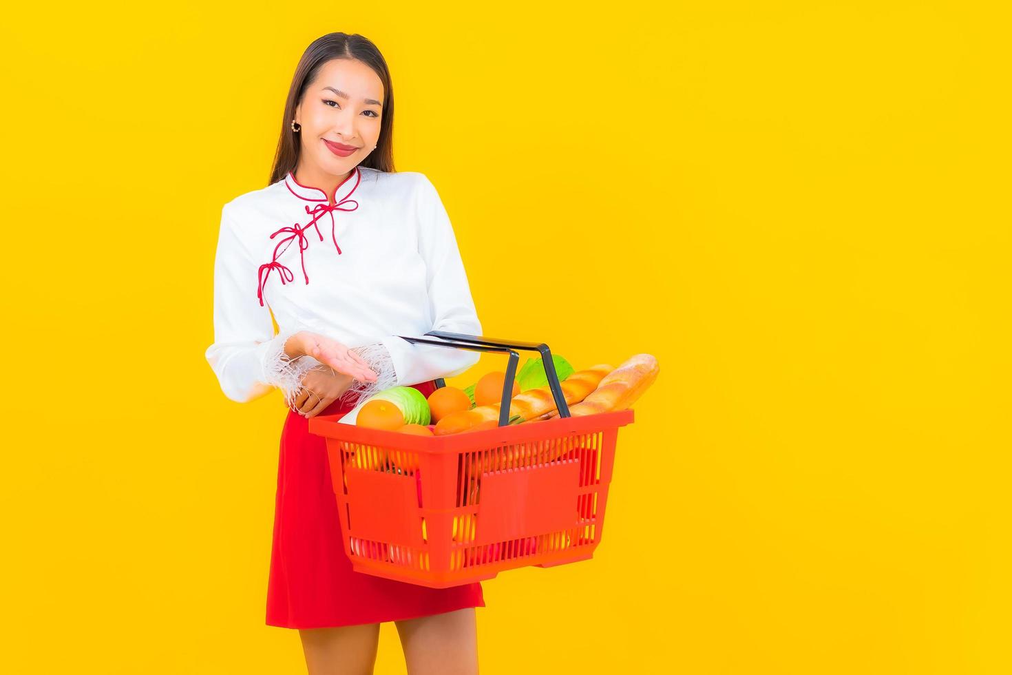 mooie jonge Aziatische vrouw met winkelmandje foto