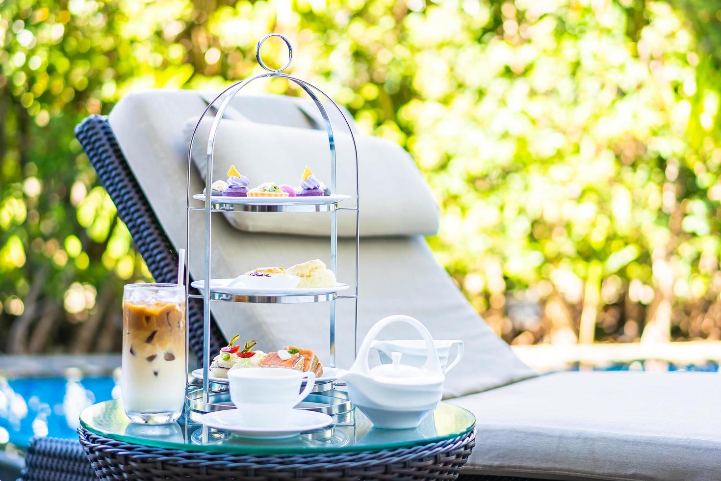 afternoontea set met latte koffie en hete thee foto