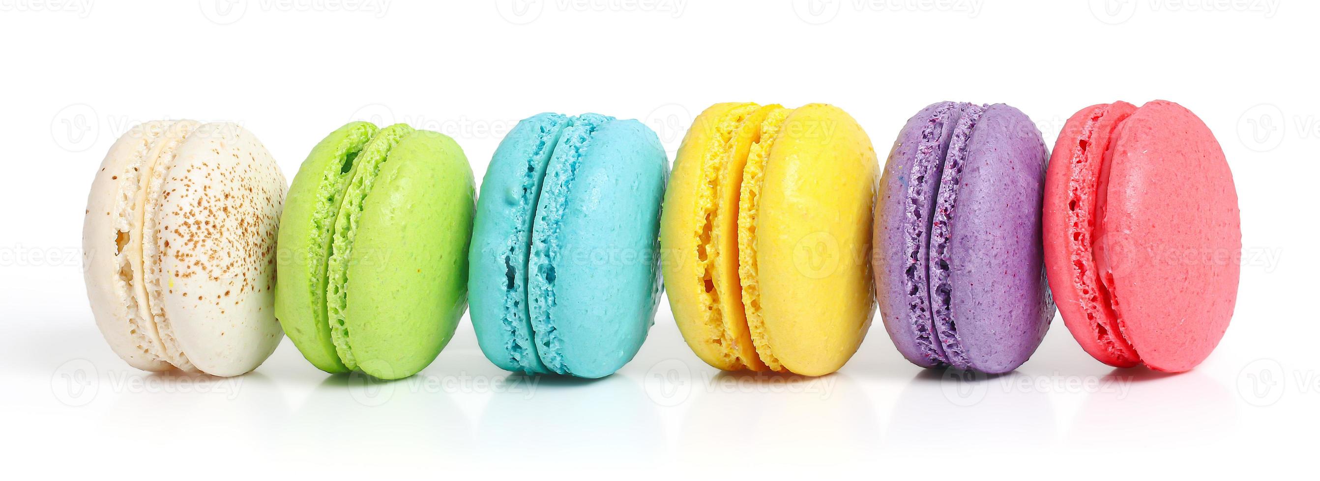 lijn van kleurrijke macarons op witte achtergrond foto