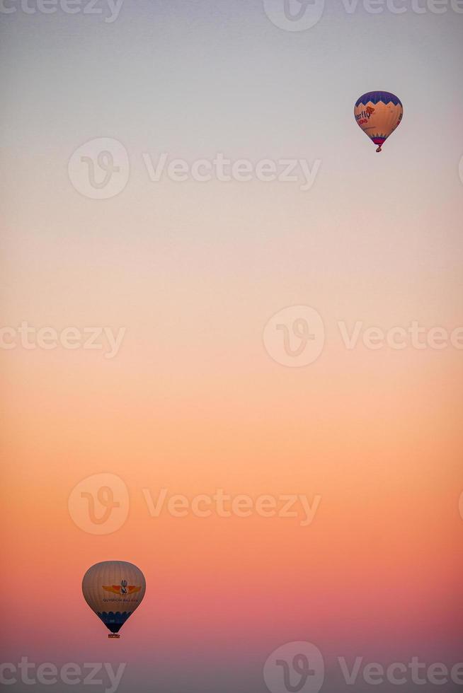 heet lucht ballon vliegend over- rotsachtig landschappen in cappadocia met mooi lucht Aan achtergrond foto