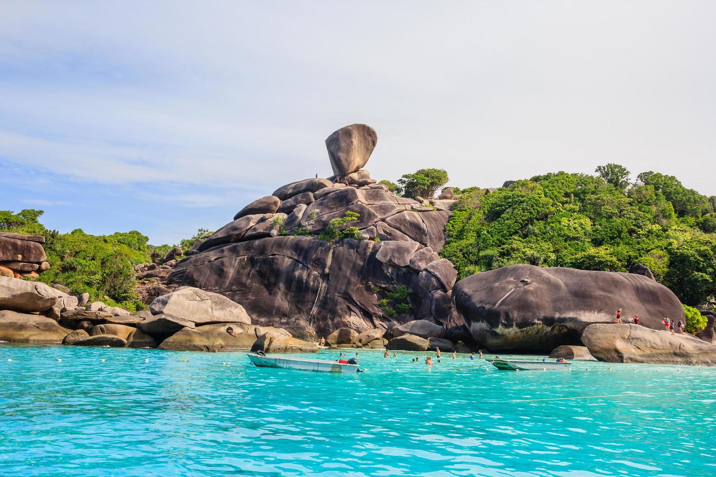 similan eiland met blauwe lucht en wolken, phuket, thailand foto