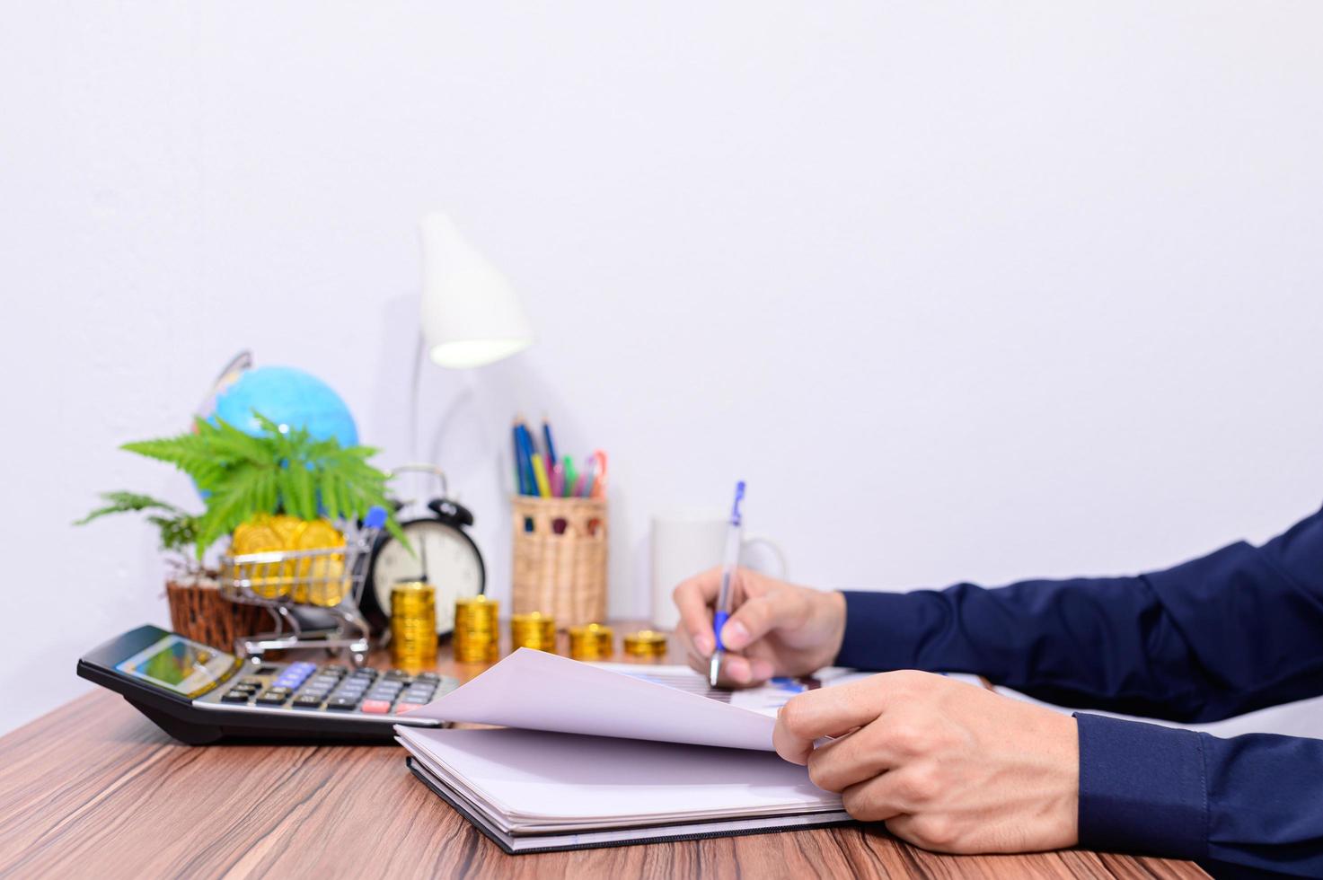 zakenman aan zijn bureau foto