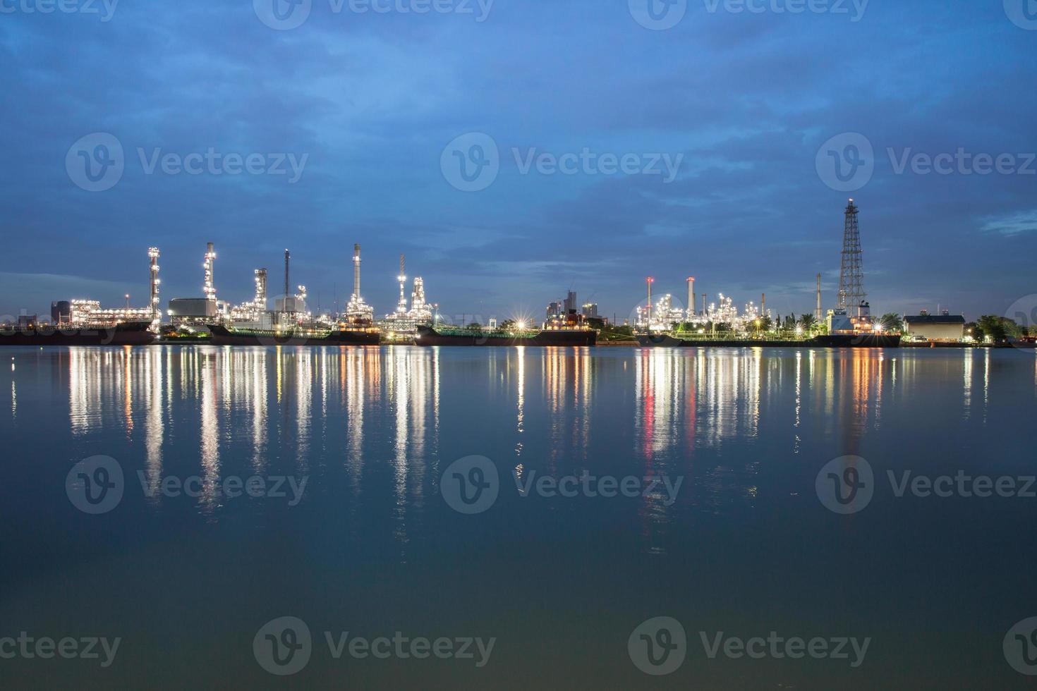 lichten weerspiegeld in water foto