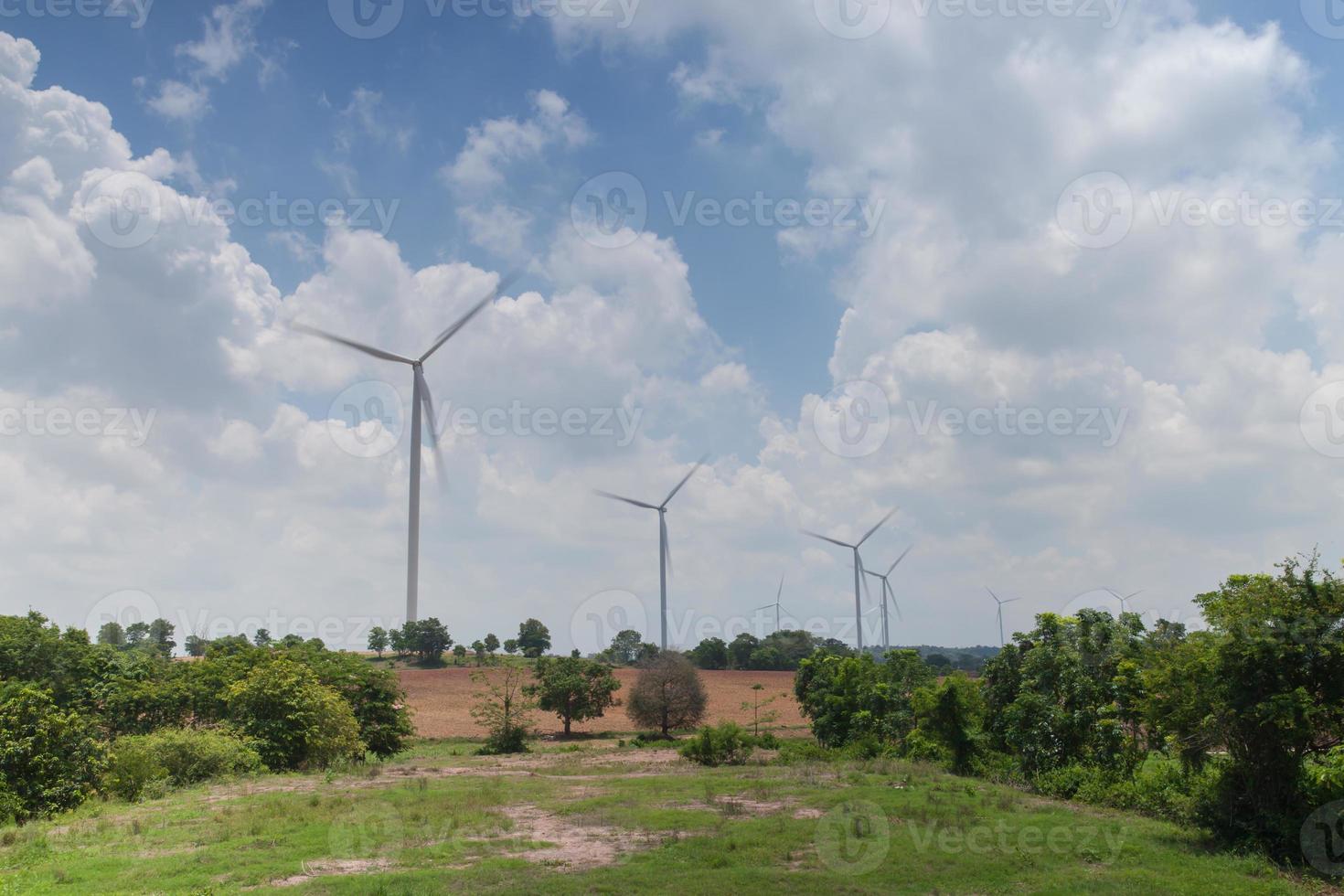 windturbines gedurende de dag foto