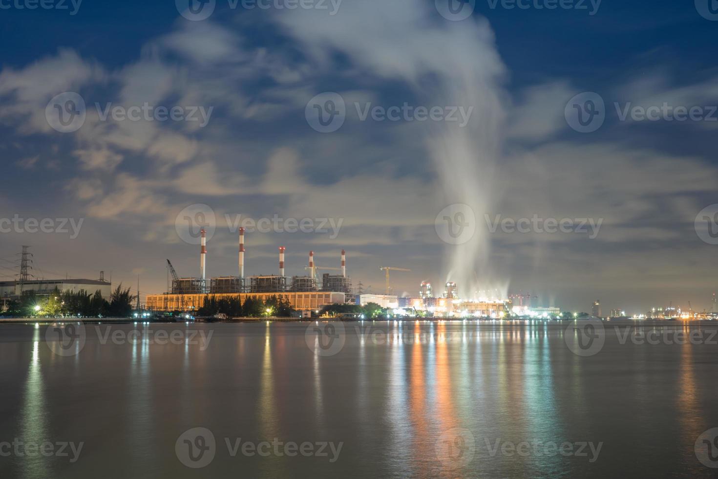 stadslichten en wolken foto