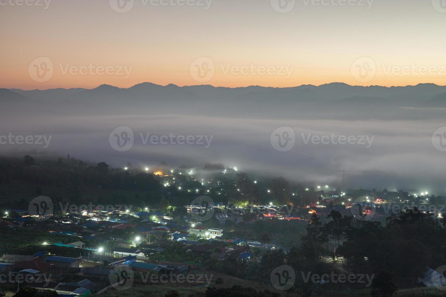 mist boven een stad foto