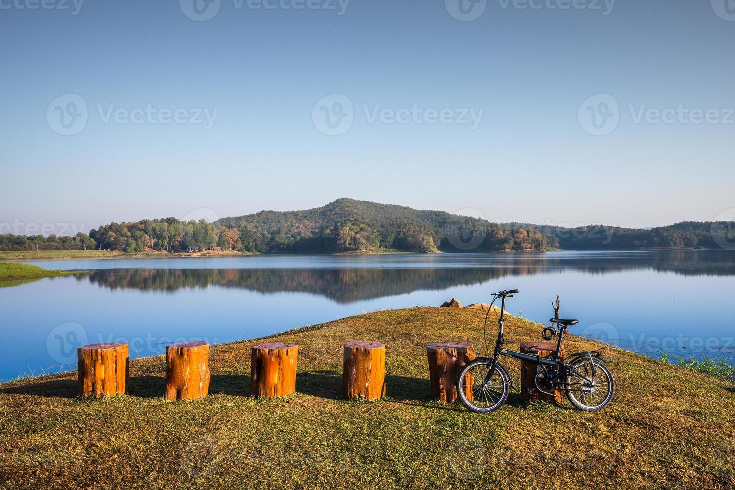 zonsopgang met bergbezinning over meer foto