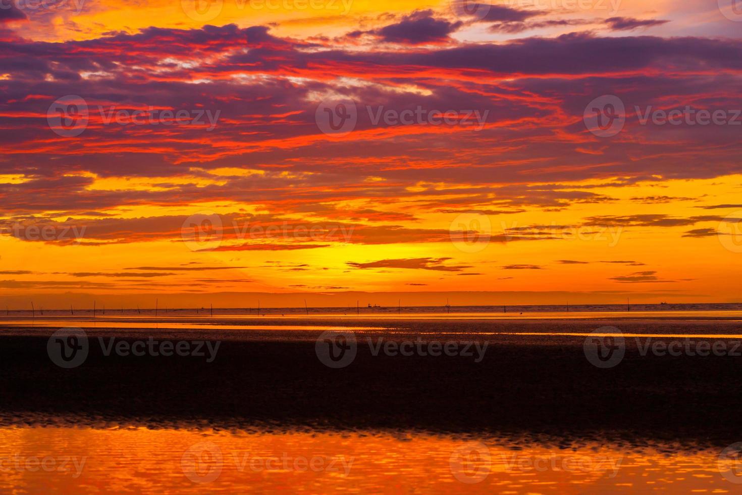 levendige zonsondergang over water foto