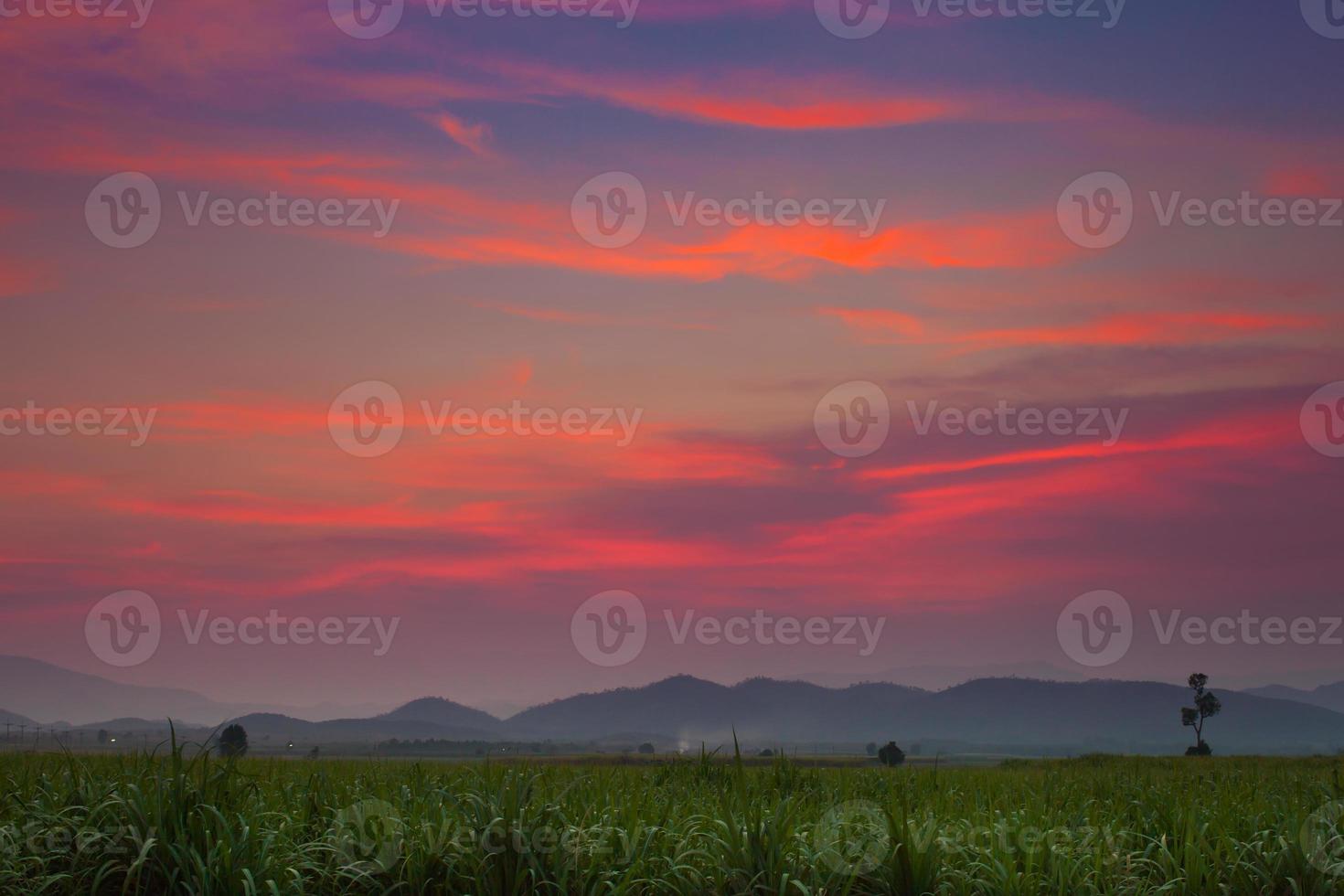 rode wolken bij zonsondergang foto