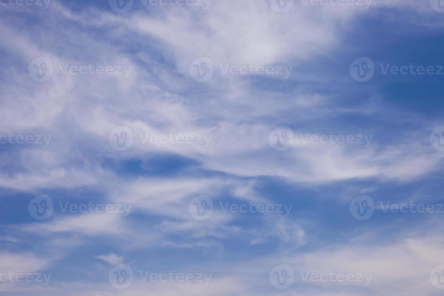 blauwe lucht met onregelmatige wolken foto