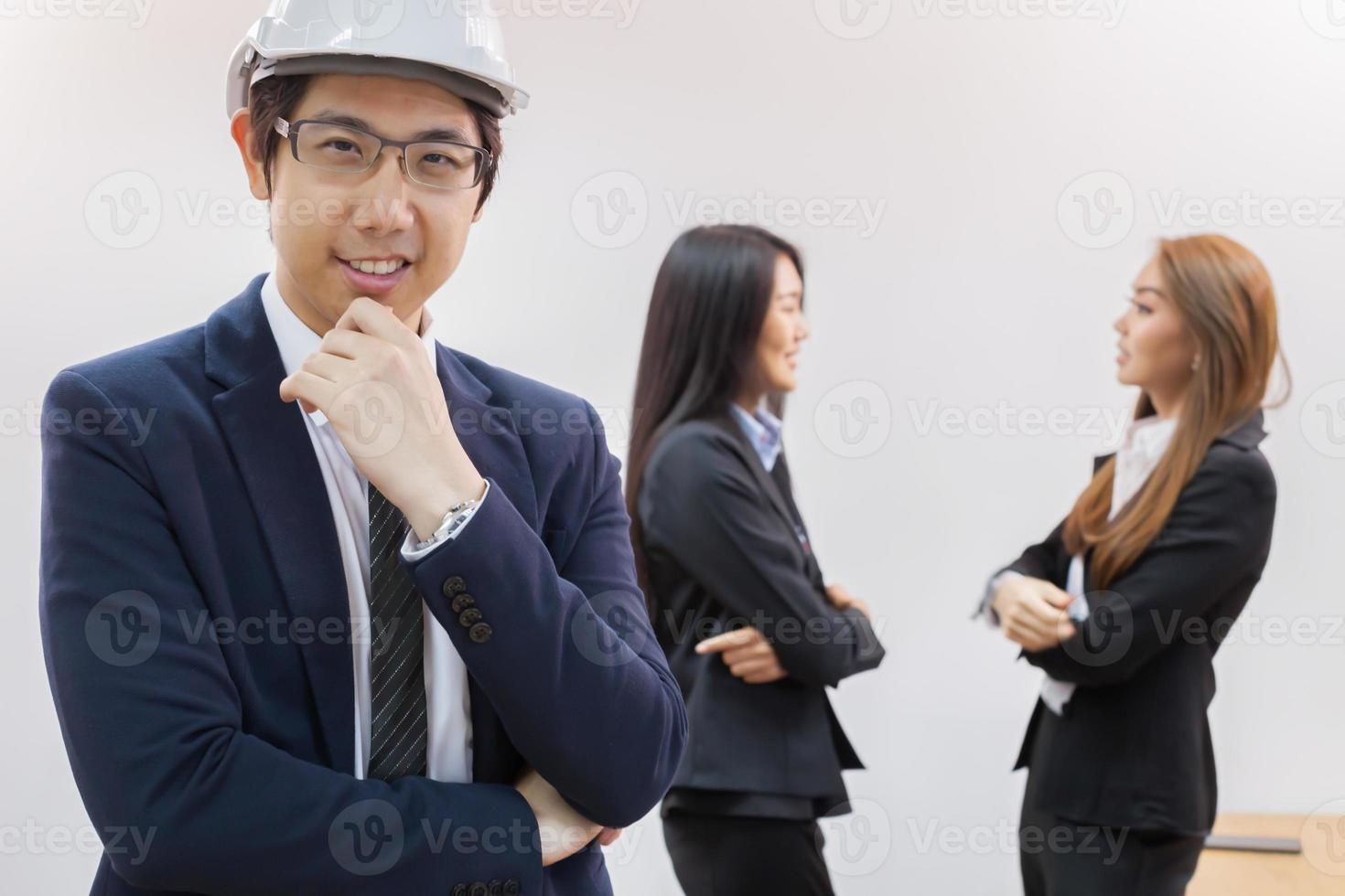 jonge zakenman die een helm en een pak draagt foto