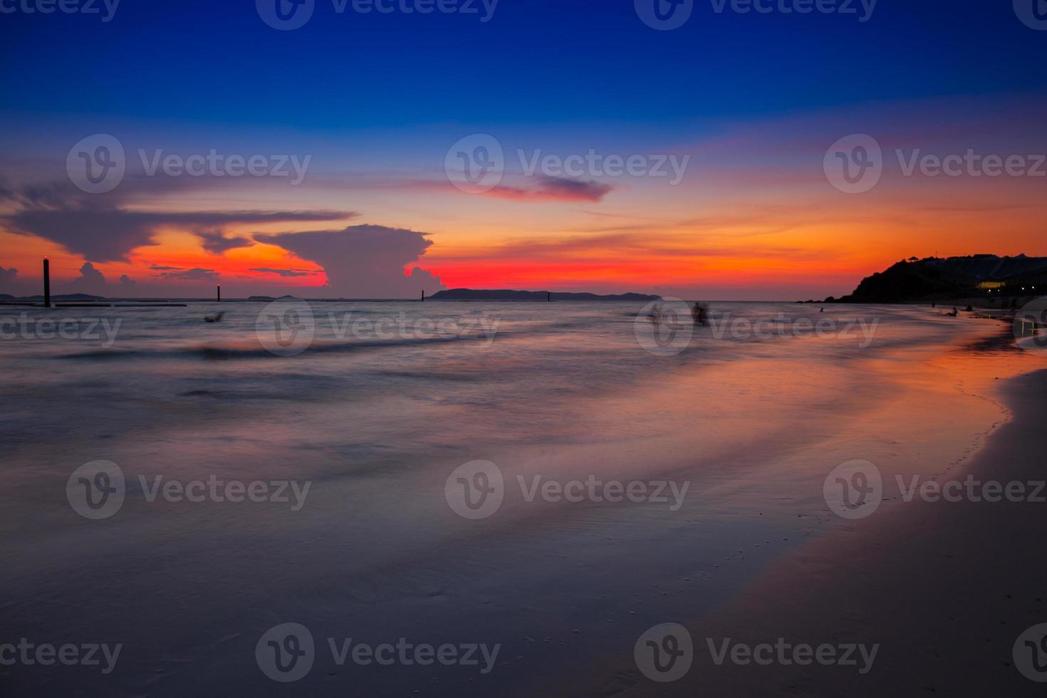 kleurrijke zonsondergang op een strand foto