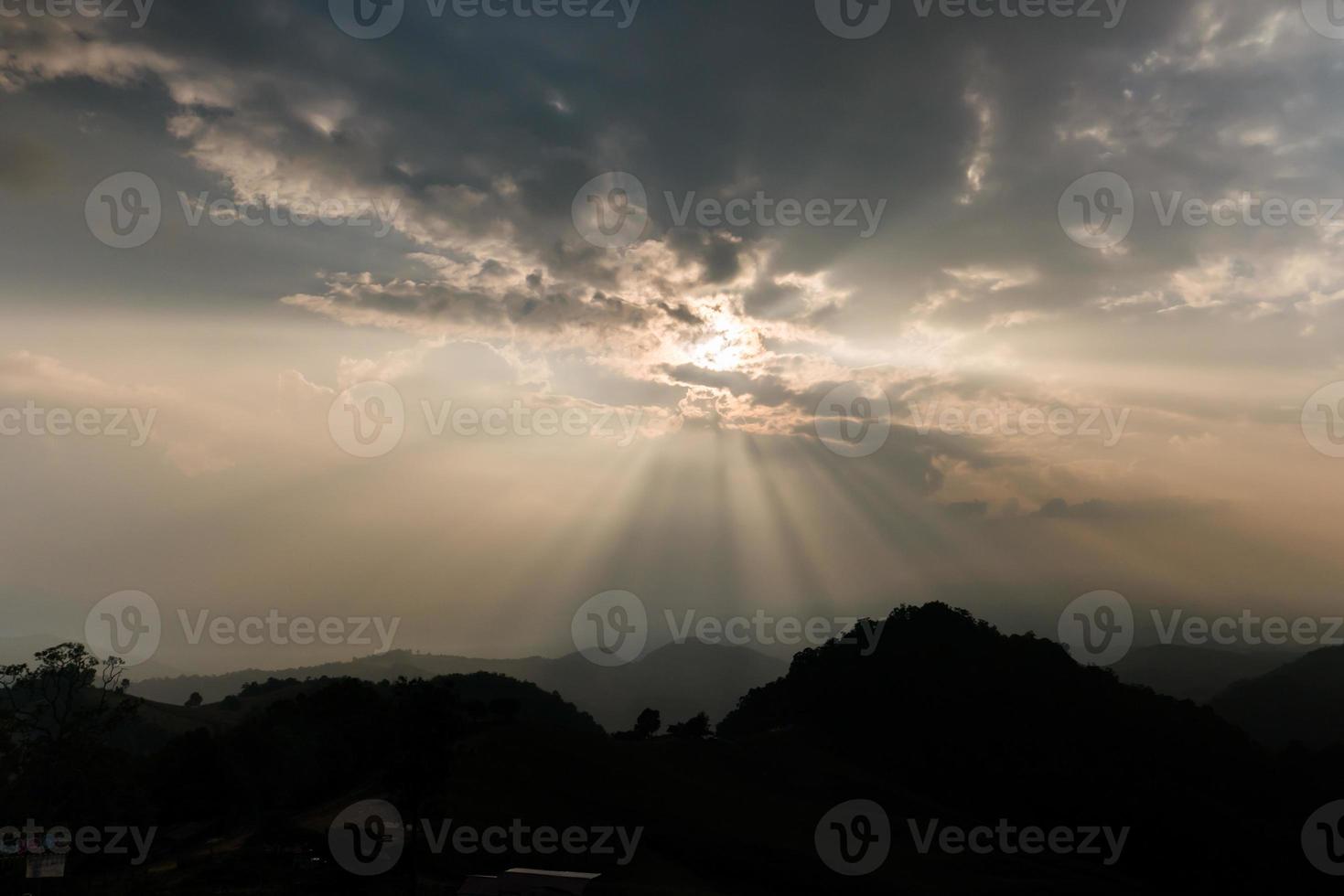 zonneschijn door wolken foto