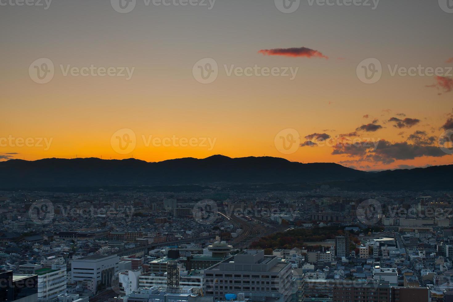 zonsopgang boven een stad met bergen foto