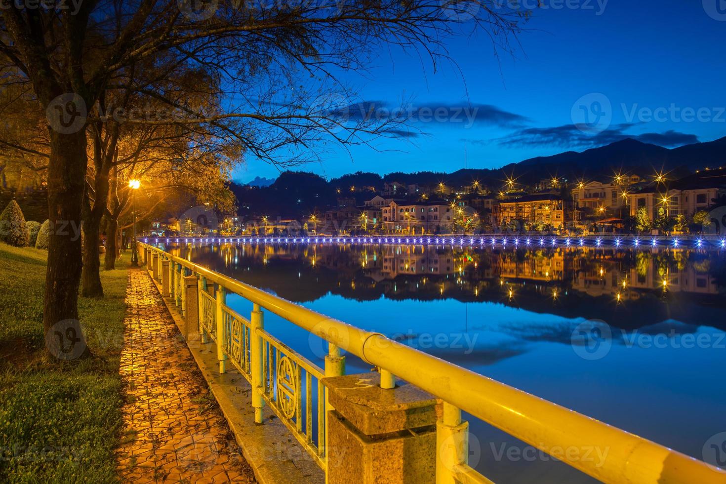 nacht stadsgezicht met water foto