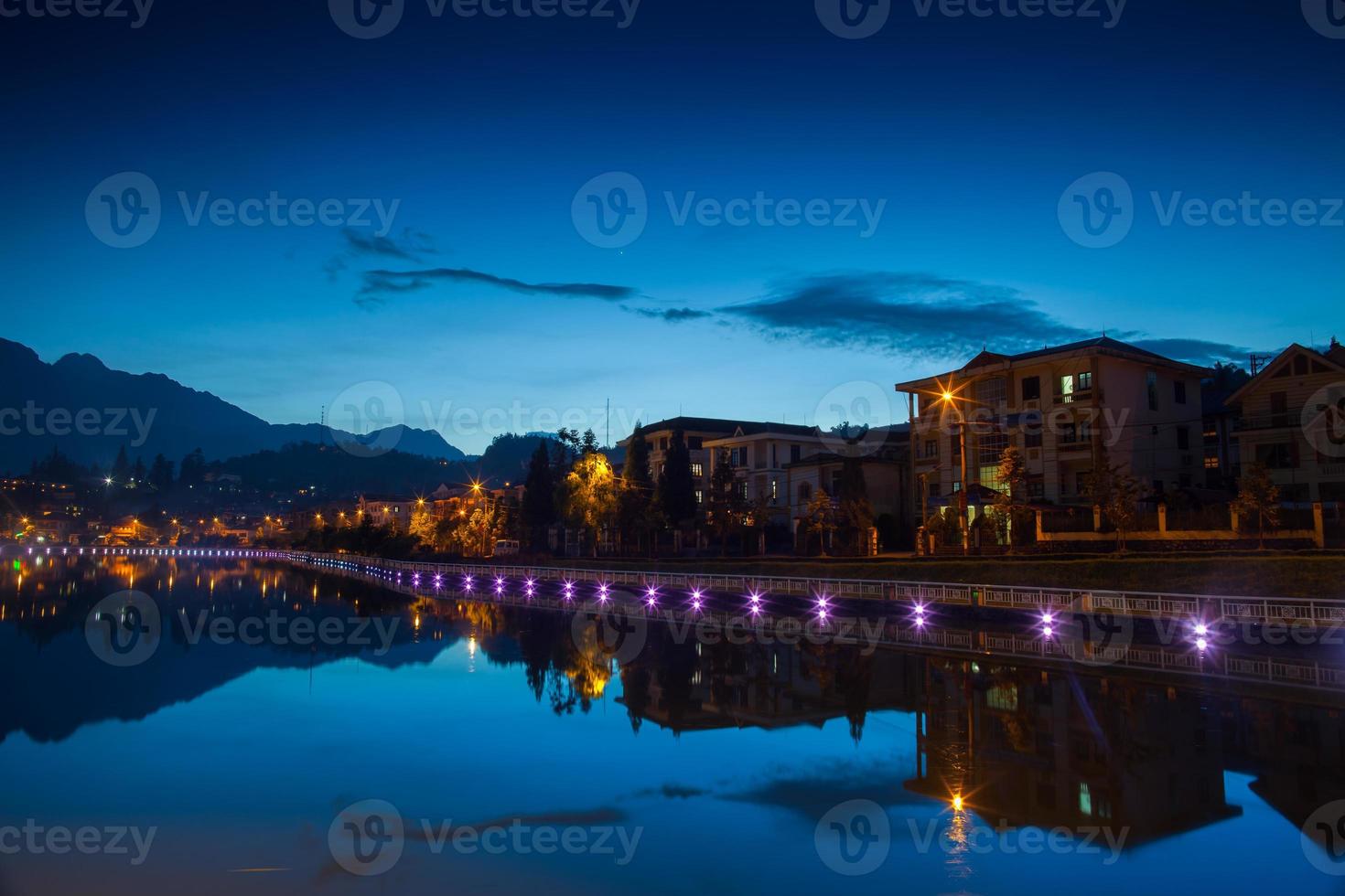 lichten 's nachts langs het water foto