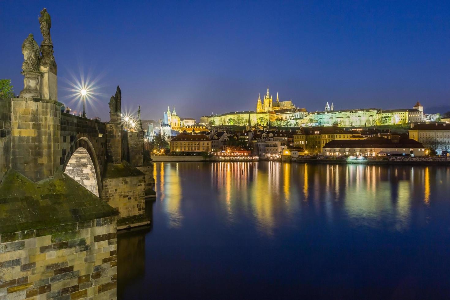 nacht uitzicht op het kasteel van Praag en de Karelsbrug over de Moldau in Praag. Tsjechië. foto