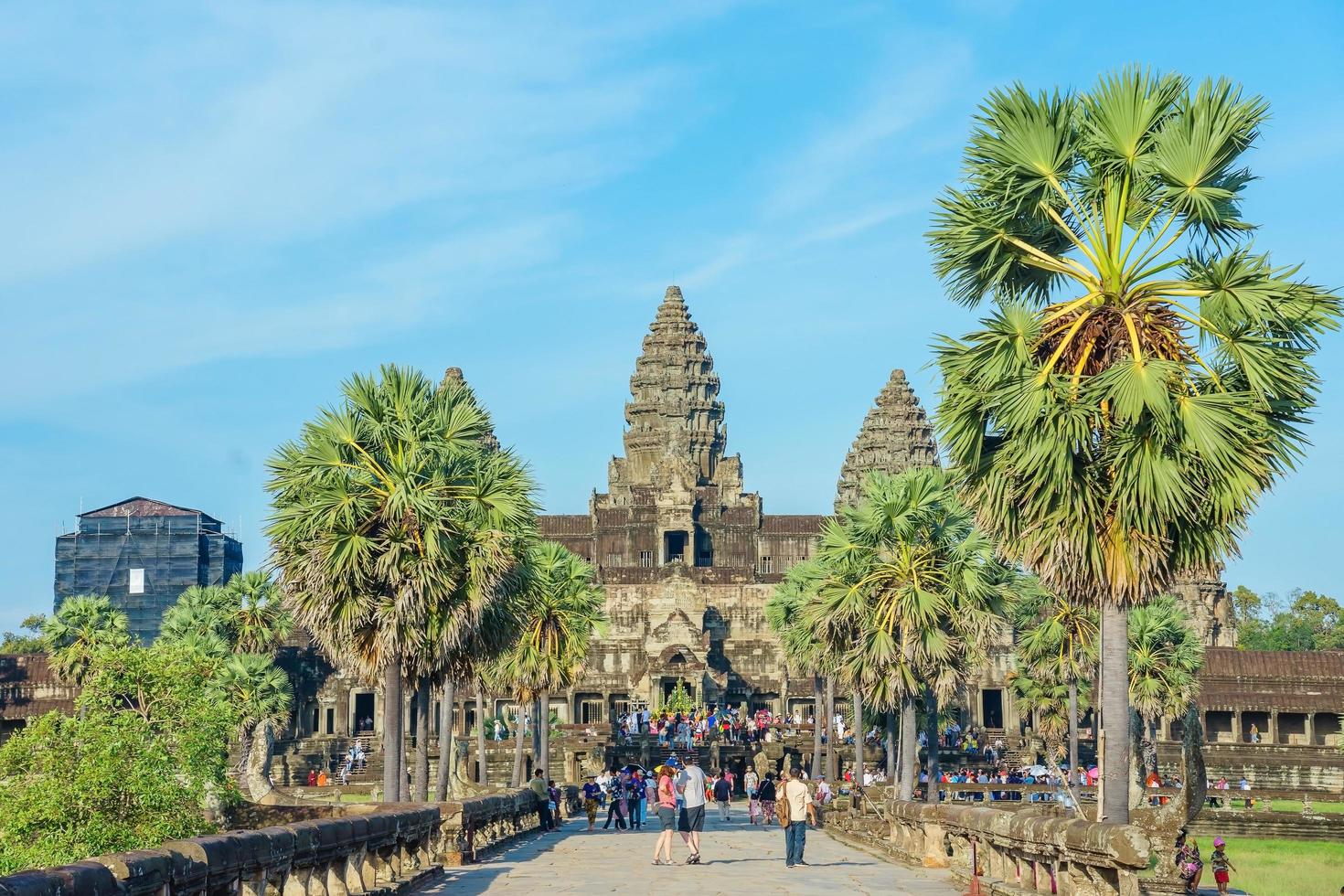 mensen bij de tempel van angkor wat, siem reap, cambodja foto