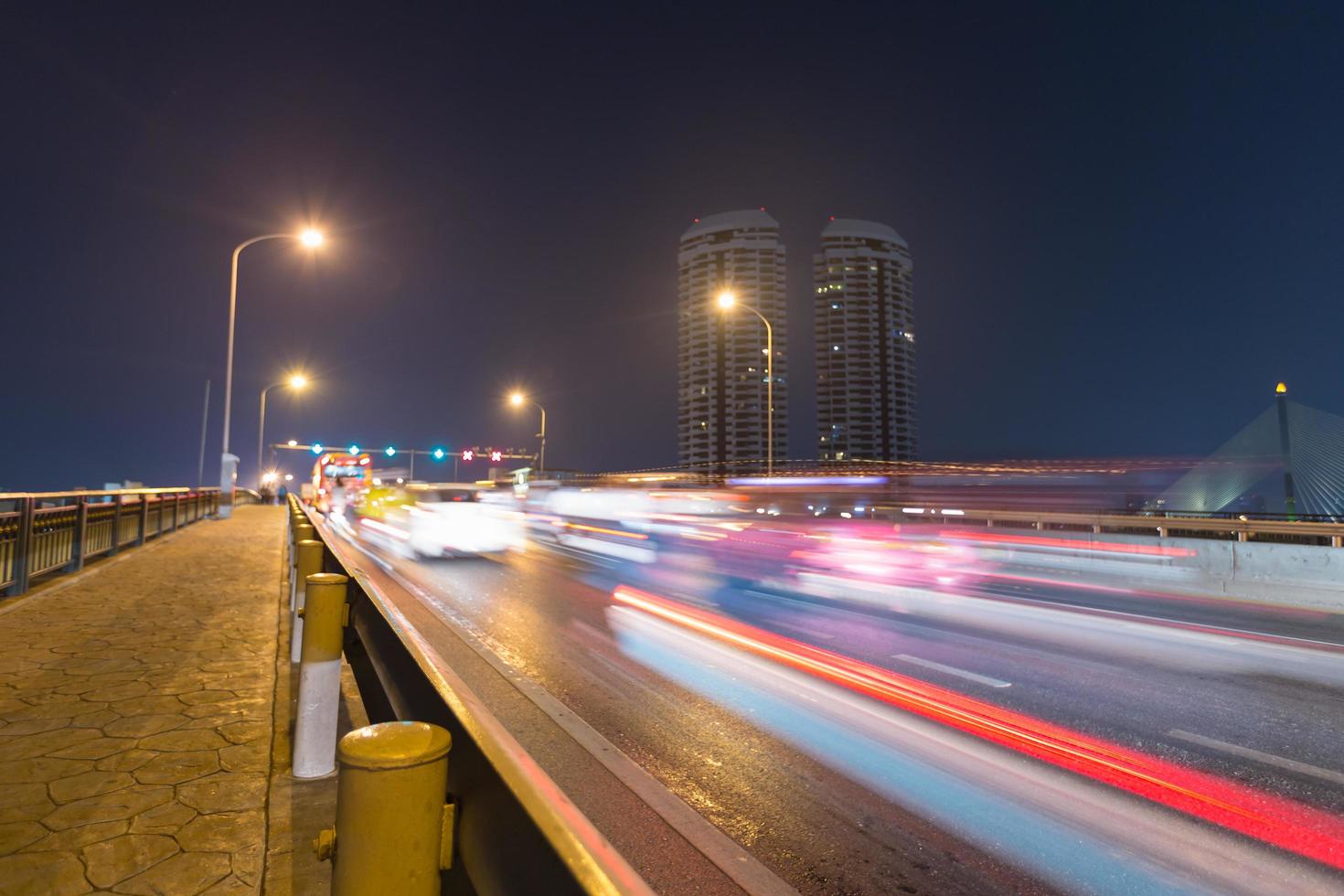 autoverkeer op de brug in bangkok, thailand foto