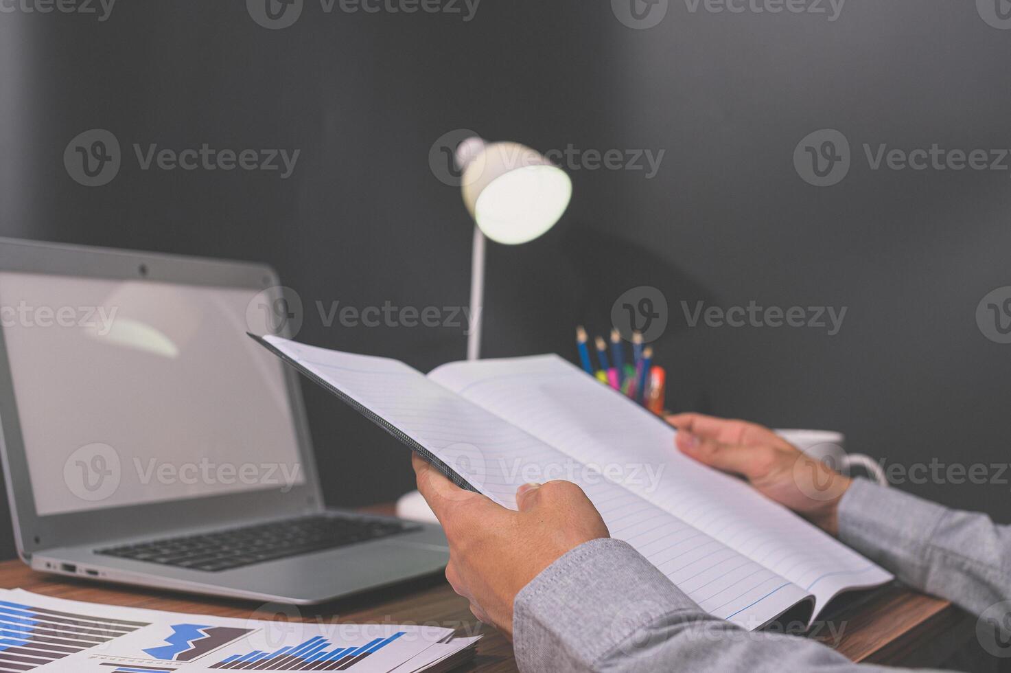 zakenman aan zijn bureau foto