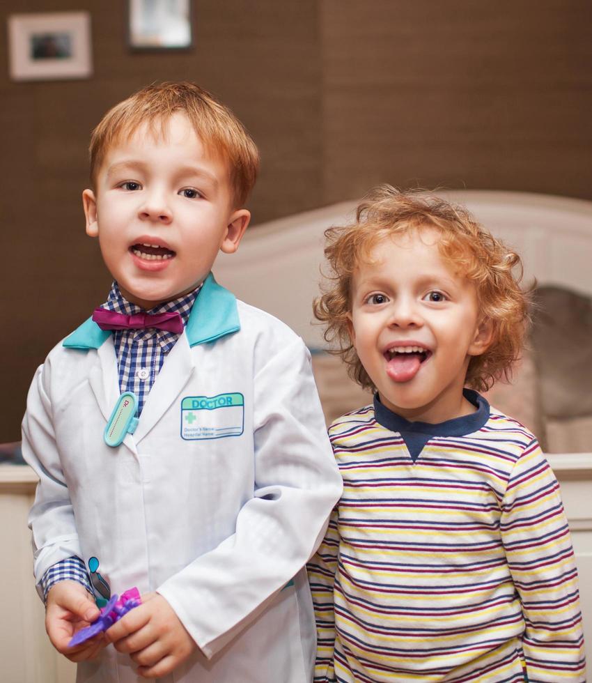 kleine dokter en zijn patiënt foto